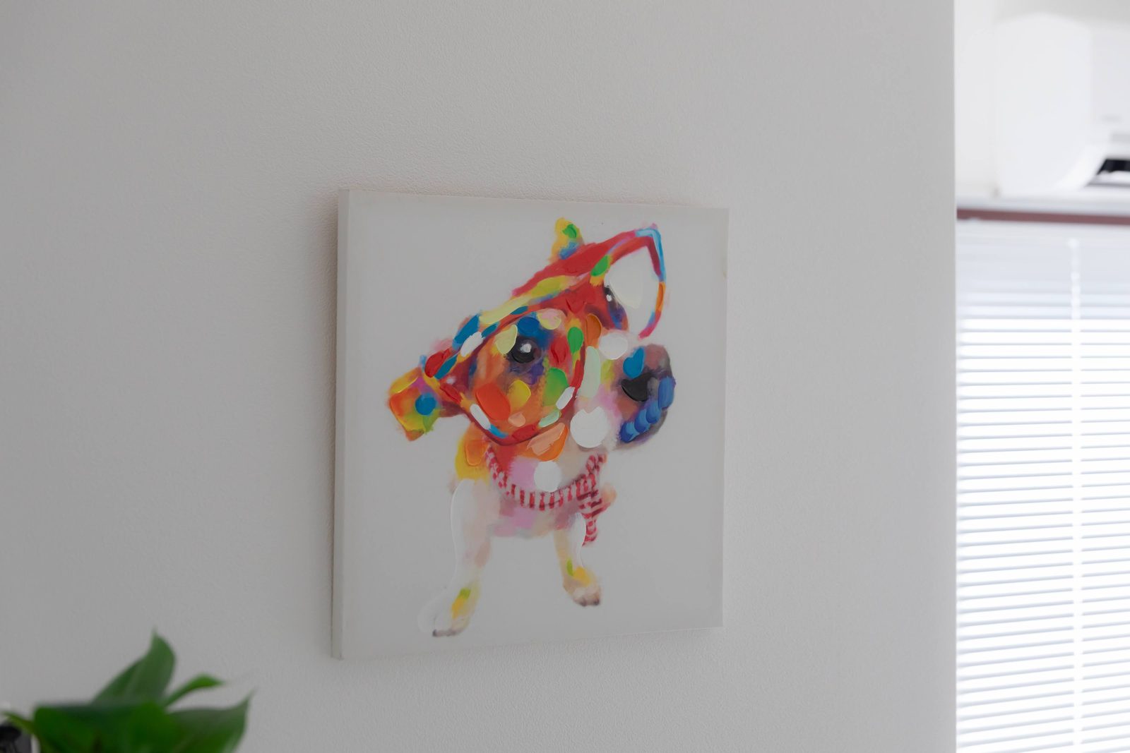 壁に飾られた犬の絵